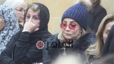 الفنانة شهيرة تنهار حزنا على محمود ياسين وتدخلات من المقربين لإقناعها بتوقيع الكشف الطبي