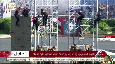 حفل كلية الشرطة.. عروض قتالية والقفز من أعلى 36 رمحًا واقتحام بؤرة إرهابية (صور)