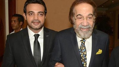 الإخلاص في العمل والعبادة.. عمرو محمود ياسين يكشف وصية والده الراحل