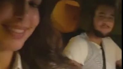 ياسمين صبري تتجول مع شقيقها في الشوارع بسيارتها الـ”رولز رويس” (صور)