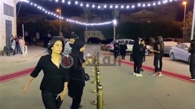 سهر الصايغ وابنة رجاء الجداوي ودنيا عبد العزيز في عزاء محمود ياسين (فيديو)