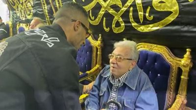 محمد رمضان يقبل رأس الفنان فاروق فلوكس في عزاء محمود ياسين