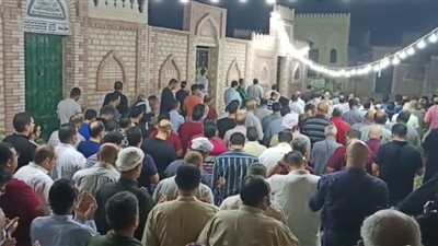 المئات يشيعون جنازة والدة الشهيد أحمد المنسي (صورة)