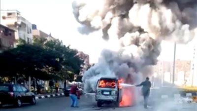 حريق هائل في ميكروباص أمام المجمع الطبي بالإسماعيلية (صور وفيديو)