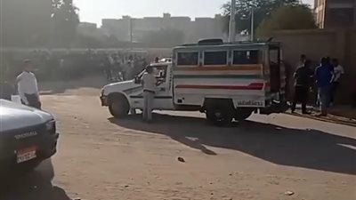 رغم التحذيرات من كورونا.. تكدس الطلاب أمام مدرسة الوقف الصناعية بقنا دون كمامات