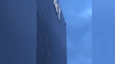 شاب يتسلق برج الرئيس الأمريكى “ترامب” للتحدث معه (فيديو)