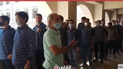 مدرس يعنف الطلاب في أول أيام الدراسة: “ألبس الكمامة إنت مش جايبها ديكور” (فيديو)