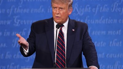 دونالد ترامب يصف هيلاري كلينتون بالمحتالة بعد انقطاع صوت الميكروفون خلال حملة انتخابية