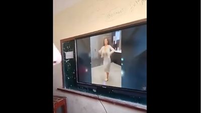 “المدير جه يلا”.. طلاب مدرسة بالبحيرة يشاهدون الراقصة “لورديانا” على شاشات التعليم بالفصل (فيديو)