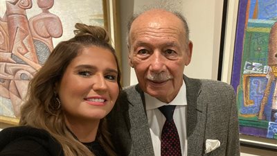 هنا شيحة بصحبة والدها في افتتاح معرض “الأربع أيقونات” بالزمالك (صور)