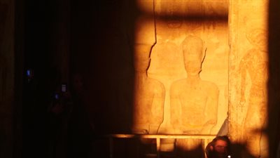 أسوان تحتفل بتعامد الشمس على وجه الملك رمسيس الثاني بأبو سمبل (فيديو)