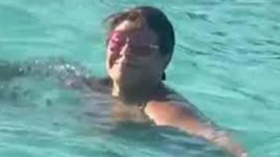 هالة صدقي تستعرض مهاراتها في السباحة:  ظهور الحوت الأزرق (فيديو)