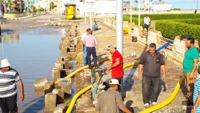 “مصيف بلطيم” بكفر الشيخ يعلن كسح 95% من مياه الأمطار المتراكمة (صور)