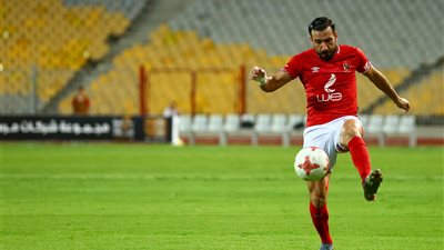 علي معلول يرفض مغادرة معسكر الأهلي رغم تأكد غيابه أمام الوداد