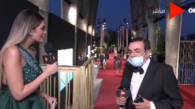 سمير صبري يحرج مذيعة “ON E” في الجونة: “إنتِ ليه مش لابسة الكمامة؟!”