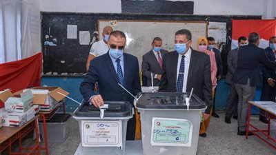 محافظ الإسكندرية يدلى بصوته في المنتزه أول.. ويدعو المواطنين للمشاركة (صور)