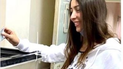 جنات تشجع المواطنين للإدلاء بأصواتهم في انتخابات البرلمان المصري (صورة)