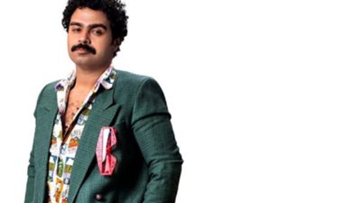 إسلام إبراهيم يرد على متابع انتقد “ستايل” ملابسه في الجونة السينمائي أمس (صورة)