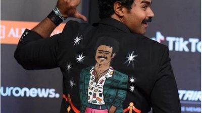 إسلام إبراهيم بجاكيت عليه صورته والسجادة الحمراء في رابع أيام “الجونة السينمائي” (صورة)