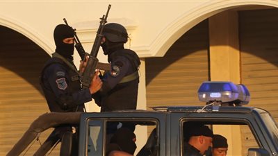 شاب يطلق الرصاص عشوائيا على رواد مقهى بعد مباراة ليفربول في الساحل