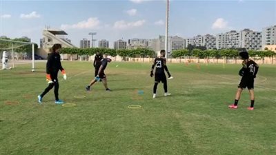 حارس الزمالك يتفوق على نظيره في الأهلي بتحدي مران منتخب الشباب (فيديو)