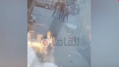 تجردوا من الإنسانية.. 4 شباب يعتدون بالضرب على مسن بالمنوفية (فيديو)