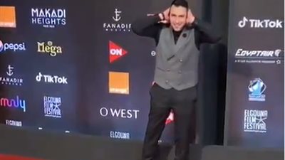 علي الطيب يدعم مؤمن زكريا بأدائه لحركة اللاعب الشهيرة على “ريد كاربت” مهرجان الجونة (فيديو)