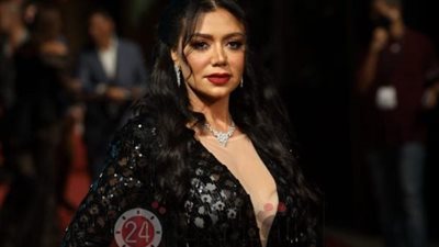 رانيا يوسف عن فساتينها المثيرة: “اللي مش عاجبه مايبصش”