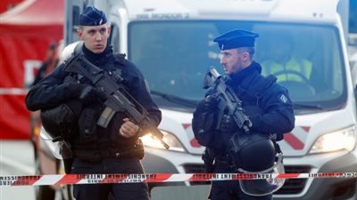 الشرطة الفرنسية تقتل شخصًا هدد المارة بسكين في أفينيون