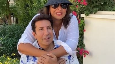 بالأحضان.. هالة صدقي تهنئ هاني رمزي بعيد ميلاده (فيديو)