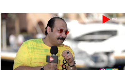 محمد ثروت: “أنا جاد في حياتي بنسبة 1% غير كده أنا ميكي ماوس.. سقطت 3 سنين بالكلية عشان التمثيل” (فيديو)