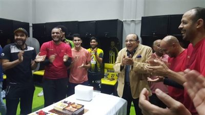 لاعبو المقاولون يحتفلون بعيد ميلاد المشرف العام على الكرة (صور)