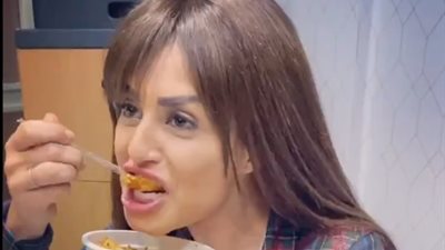 منة فضالي من كواليس مسلسل “هي”: “أنا ملكة الكُشري” (فيديو)