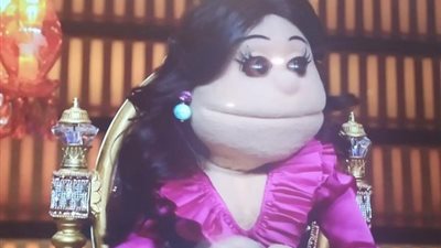 أبلة فاهيتا تسخر من إطلالات النجوم بالجونة: “بوسي شلبي محدش يعرفها.. زينب غريب لابسة ورق الملبس”