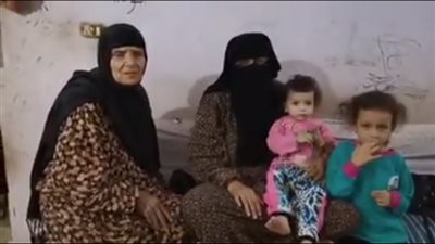 والدة المتهم بسحل مسن بالمنوفية تناشد المسئولين الإفراج عنه عقب الصلح: “علشان خاطر بناته” (فيديو)