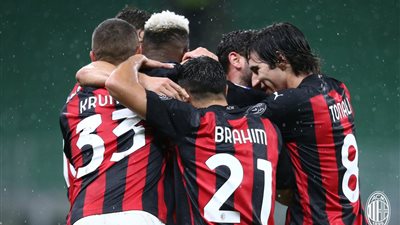 ميلان يقترب من تجديد عقد ثنائي الفريق