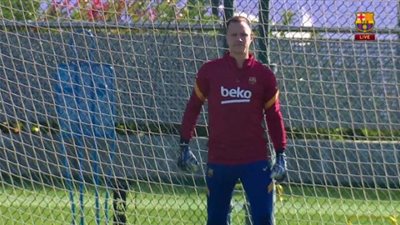 تير شتيجن يظهر لليوم التالي في مران برشلونة.. وأنباء سارة لجماهير الفريق (صور)