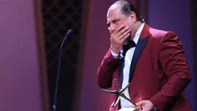 خالد الصاوي يجهش بالبكاء أثناء تسلمه جائزة الإنجاز الإبداعي: “حاسس إني هقول خطبة الوداع”