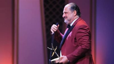 هؤلاء أهداهم خالد الصاوي جائزة الإنجاز الإبداعي بعد حصوله عليها في الجونة السينمائي