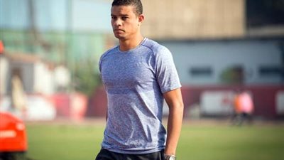 سعد سمير يؤدي جلسة علاج طبيعي في الجيم على هامش مران الأهلي