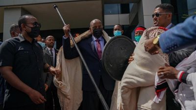 رئيس الوزراء الإثيوبي يمنح رئيس المجلس السيادة السوداني حصانًا ودرعًا (صور)