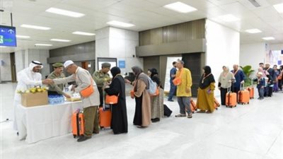 رسمياً.. وصول أول رحلة لمعتمري الخارج قادمة من باكستان