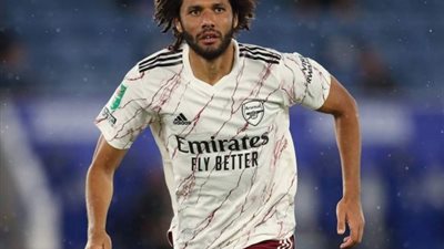 جماهير أرسنال تحتفي بالنني بعد الفوز على مانشستر يونايتد