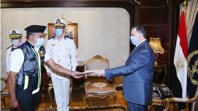 وزير الداخلية يكرم أمين الشرطة بطل واقعة طفل مرور المعادي
