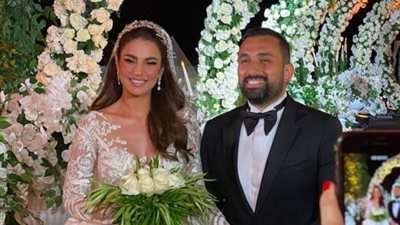 لقطات رومانسية تجمع درة وهاني سعد من حفل زفافهما (فيديو)