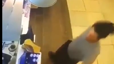 مقطع فيديو متداول للفنان أحمد مالك يلتقط علبة خلسة من أحد المحلات.. ويرد: دفعت ثمن المنتج