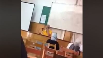 “بلا آية بلا زفت”.. وقف عضو هيئة التدريس صاحب واقعة سب القرآن والطلاب داخل المدرجات (فيديو)