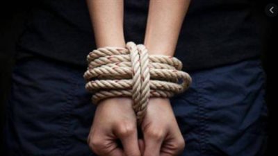 “سِكينة” تظهر في زفتى.. قرية تلقن سيدة علقة لقيامها باستدراج فتيات وسرقة مصوغاتهن