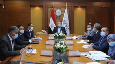 وزير النقل يغادر مبنى السكة الحديد بعد انتهاء اجتماع قيادات الهيئة