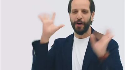 قُبلة ونصائح قبل مشاهدته.. أحمد أمين يمازح جمهور “ما وراء الطبيعة” تزامنًا مع عرضه (فيديو)